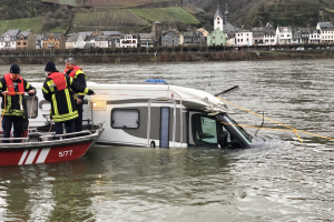 PKW im Wasser 28.12.2020